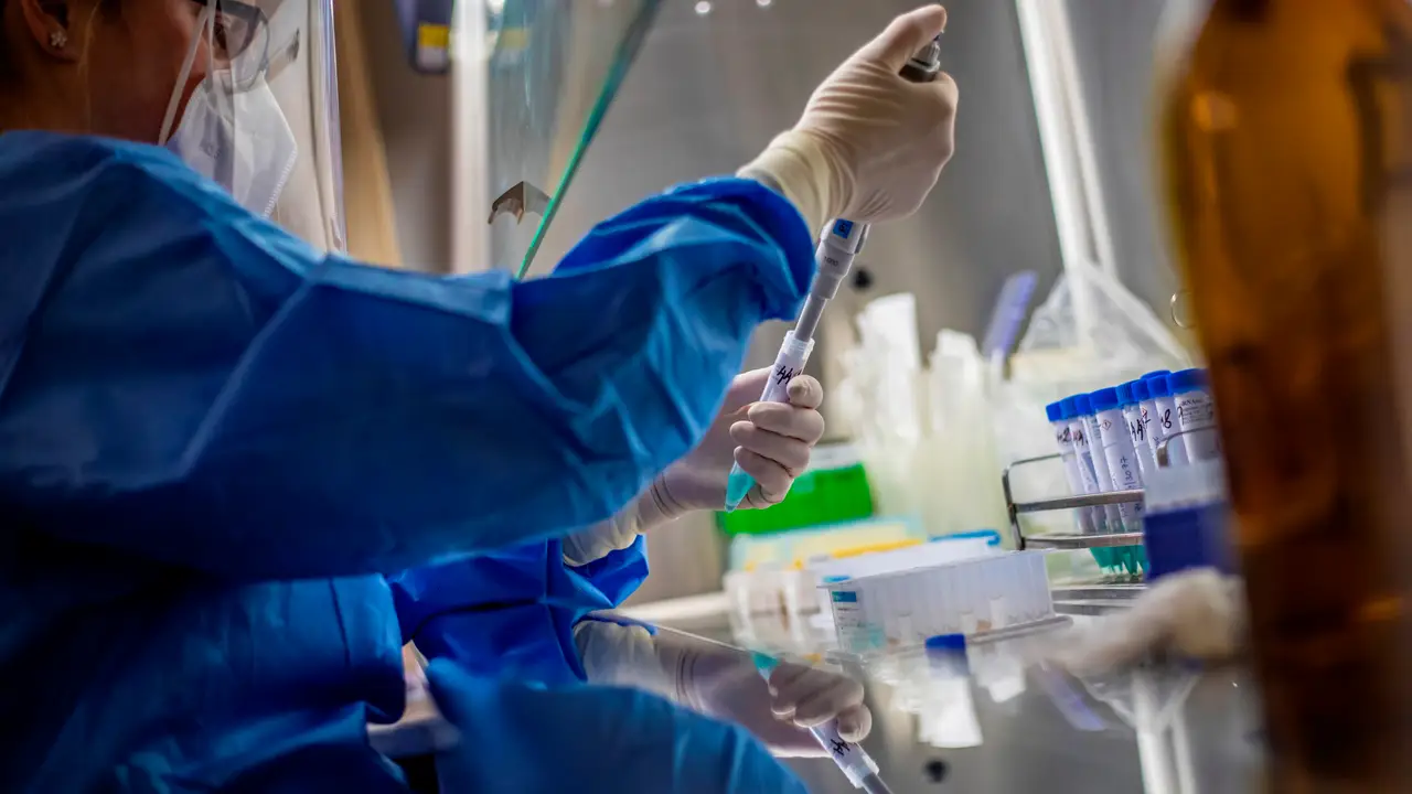 Un científico hace pruebas en un laboratorio Un científico hace pruebas en un laboratorio