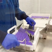Viales de la vacuna de Pfizer para la covid-19 en un laboratorio Viales de la vacuna de Pfizer para la covid-19 en un laboratorio