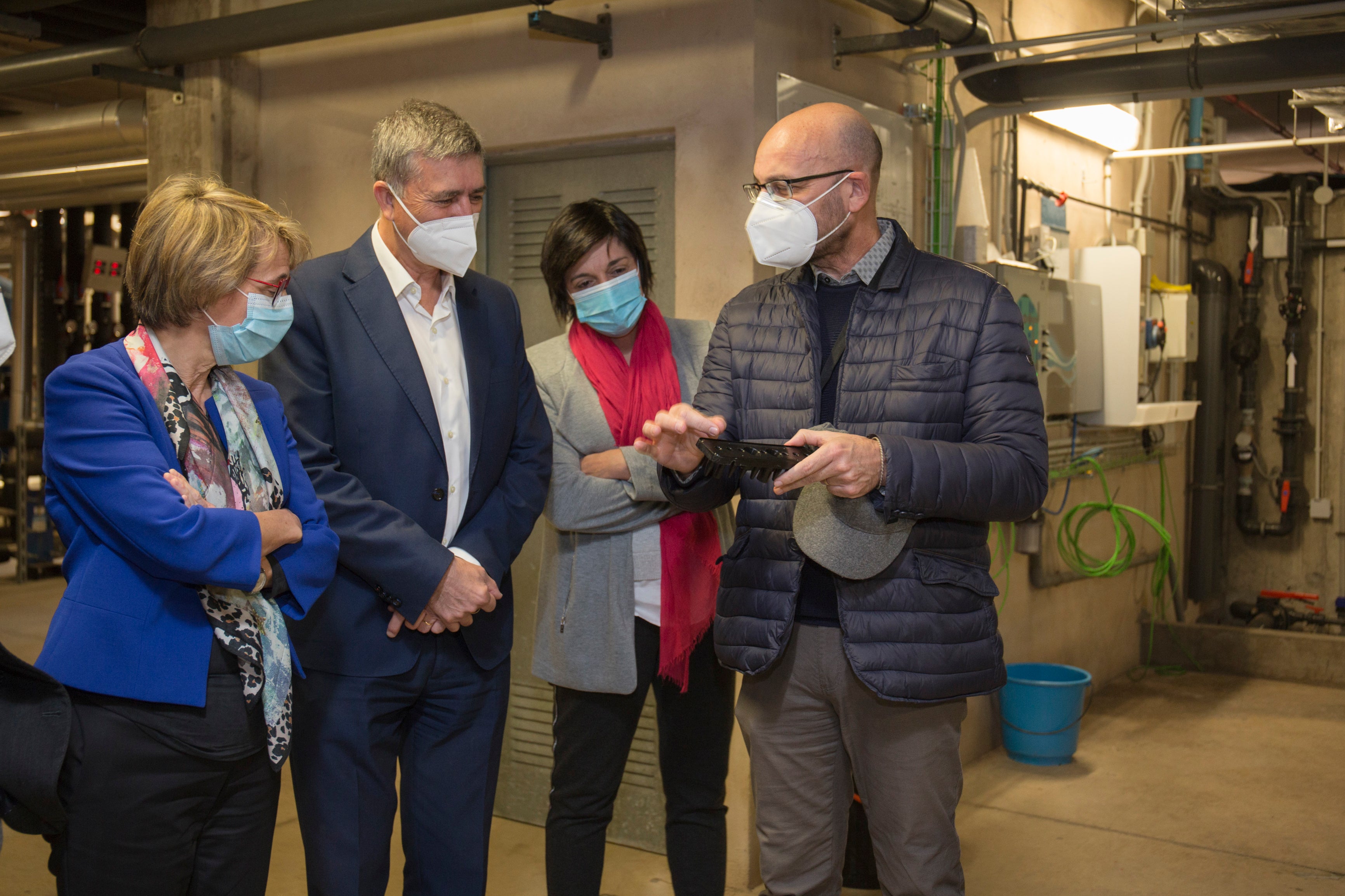 La rectora Eva Alcón y el conseller Rafael Climent comparten la estrategia de la UJI para potenciar Espaitec como «hub» tecnológico y de innovación. La rectora Eva Alcón y el conseller Rafael Climent comparten la estrategia de la UJI para potenciar Espaitec como «hub» tecnológico y de innovación.