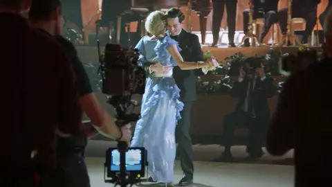 Una escena de 'The Crown' con Carlos y Diana bailando Una escena de 'The Crown' con Carlos y Diana bailando