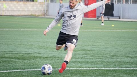 Víctor Curto en un entrenamiento del Real Murcia CF