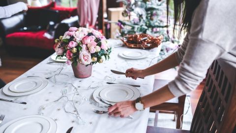 Preparativos para una cena de Navidad.