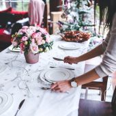 Preparativos para una cena de Navidad.