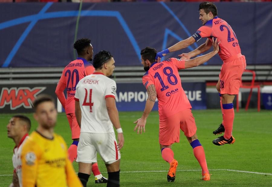 Un póker de Giroud deja al Sevilla sin opciones de pasar como líder de grupo Un póker de Giroud deja al Sevilla sin opciones de pasar como líder de grupo