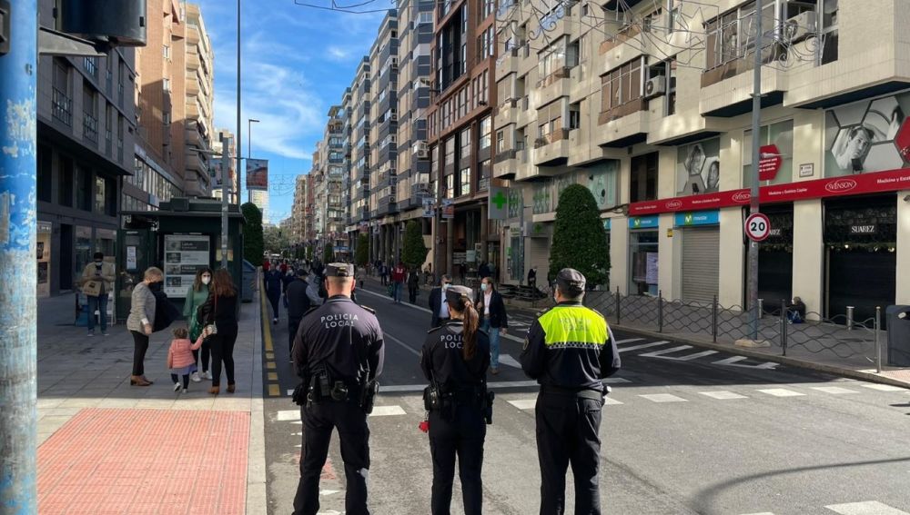 Los agentes velan por las medidas de seguridad contra la Covid-19