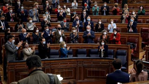 Aplausos a la ministra de Hacienda tras aprobarse los Presupuestos
