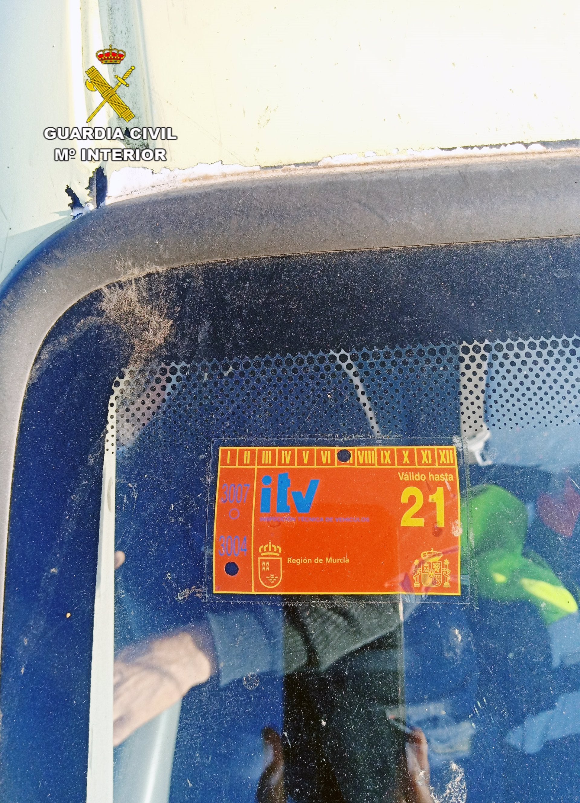 La Guardia Civil investiga a un vecino de Villena por exhibir en el coche una pegatina falsa con la ITV en vigor cuando la tenía caducada desde hace cuatro meses La Guardia Civil investiga a un vecino de Villena por exhibir en el coche una pegatina falsa con la ITV en vigor cuando la tenía caducada desde hace cuatro meses