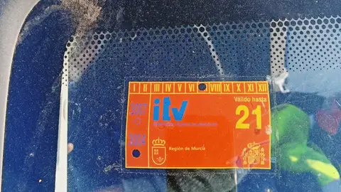 Pegatina falsa que llevaba en el coche el vecino de Villena. Pegatina falsa que llevaba en el coche el vecino de Villena.