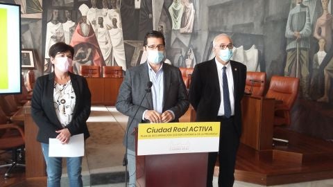 María Fresneda, José Manuel Caballero y Julián Nieva durante la rueda de prensa María Fresneda, José Manuel Caballero y Julián Nieva durante la rueda de prensa