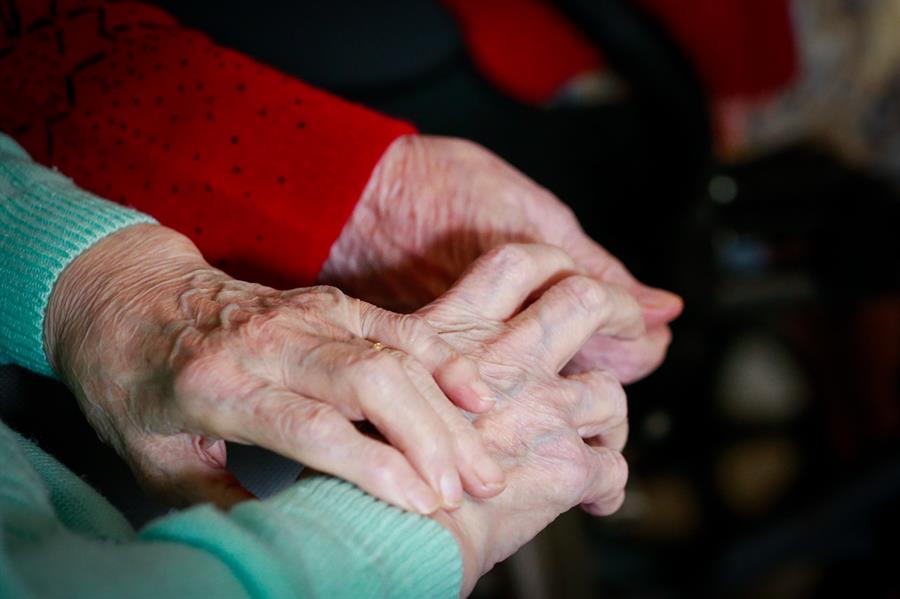 Manos de ancianos Manos de ancianos