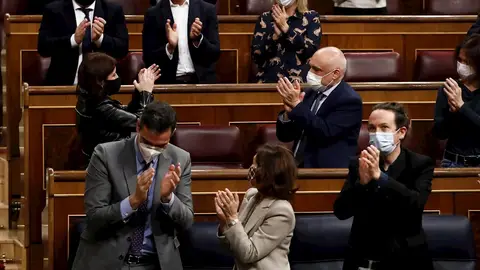Aplausos del Gobierno de coalición en el Congreso Aplausos del Gobierno de coalición en el Congreso