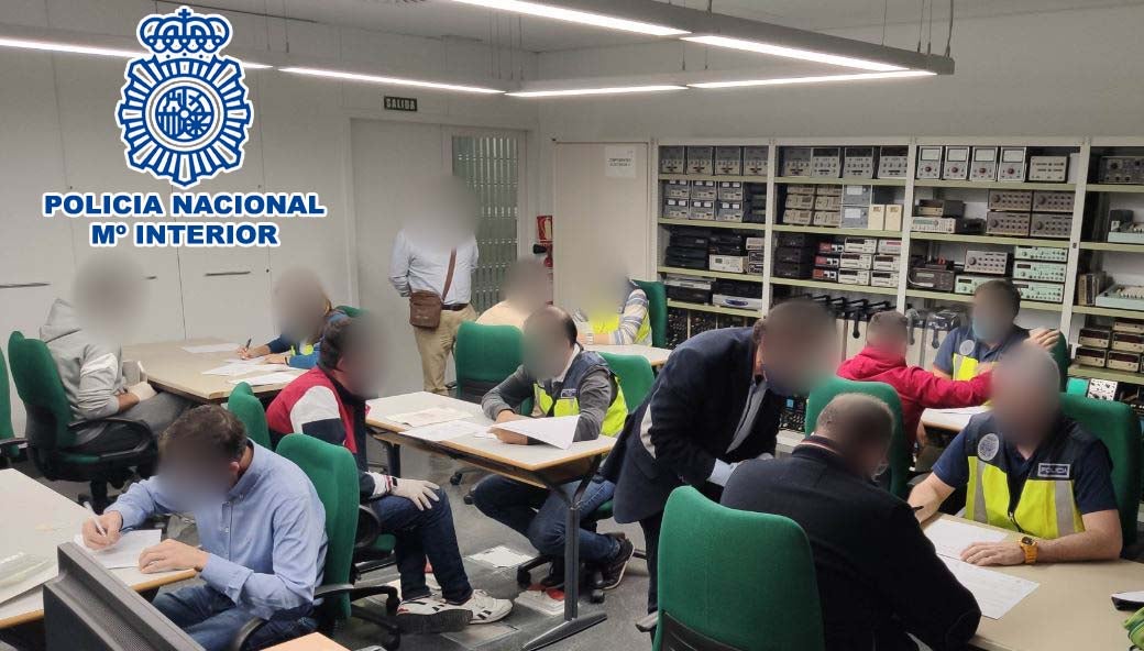 La Policía Nacional detiene al gerente de una academia de Elche por expedir certificados falsos para el carné de grúa móvil autopropulsada La Policía Nacional detiene al gerente de una academia de Elche por expedir certificados falsos para el carné de grúa móvil autopropulsada