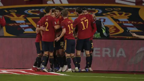 Los jugadores de la Selección española celebran un gol
