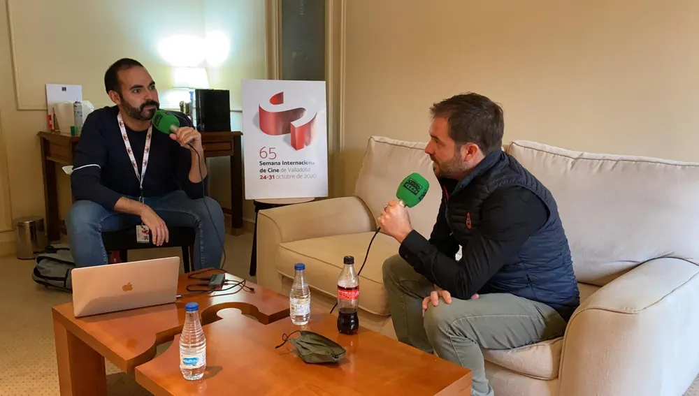 El dibujante Aurel, director de 'Josep', durante su entrevista con David Martos para Kinótico en la Seminci de Valladolid