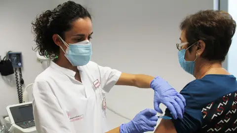 Enfermera vacuna a una paciente en Elche. Enfermera vacuna a una paciente en Elche.
