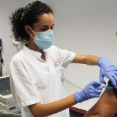 Enfermera vacuna a una paciente en Elche.
