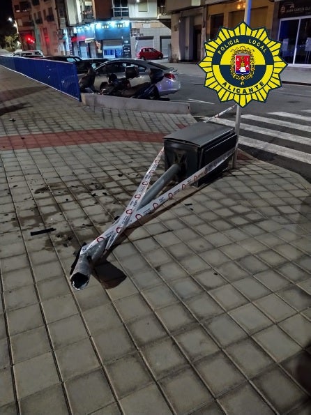 Una conductora bebida derriba un poste de medición de velocidad en la avenida de Elche Una conductora bebida derriba un poste de medición de velocidad en la avenida de Elche