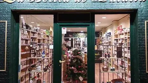 Desde la Botica de Amalia de Torrevieja, Rafael nos explica todo lo que nos ofrece este emblemático establecimiento Botica