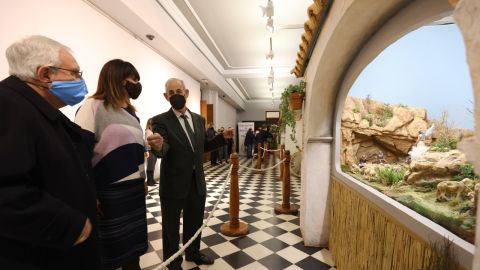 La vicepresidenta y diputada de Cultura, Julia Parra, junto al obispo de la Diócesis Orihuela-Alicante, Jesús Murgui y el presidente de la Asociación de Belenistas de Alicante, Alejandro Cánovas