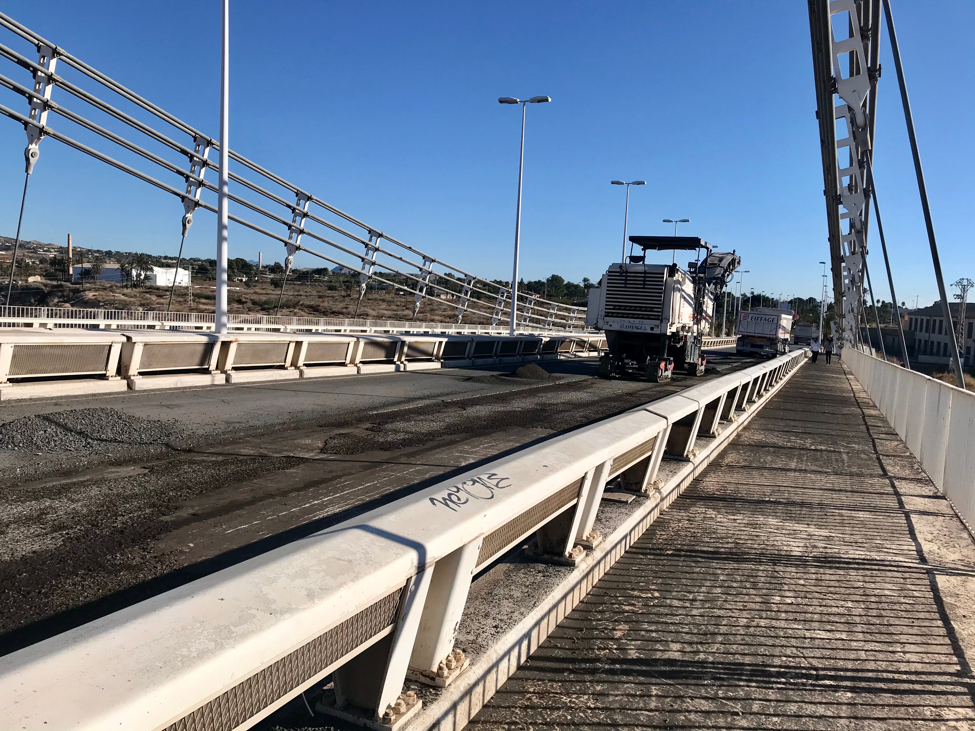 Las obras para la mejora del asfaltado del Puente del Bimil.lenari de Elche acabarán este viernes Las obras para la mejora del asfaltado del Puente del Bimil.lenari de Elche acabarán este viernes