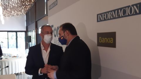 Palacio y Ábalos conversan tras el acto Palacio y Ábalos conversan tras el acto