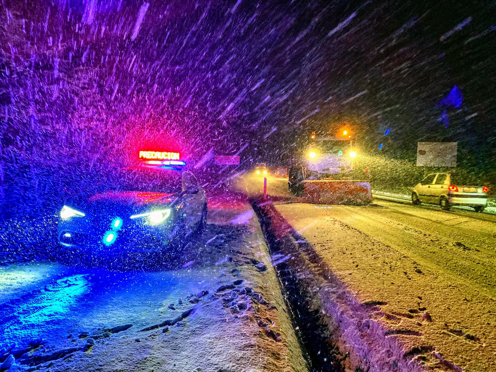 A neve complica o tráfico nas provincias de Lugo e Ourense A neve complica o tráfico nas provincias de Lugo e Ourense