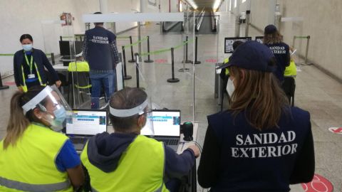 Equipos de Sanidad Exterior trabajando en el aeropuerto de Son Sant Joan