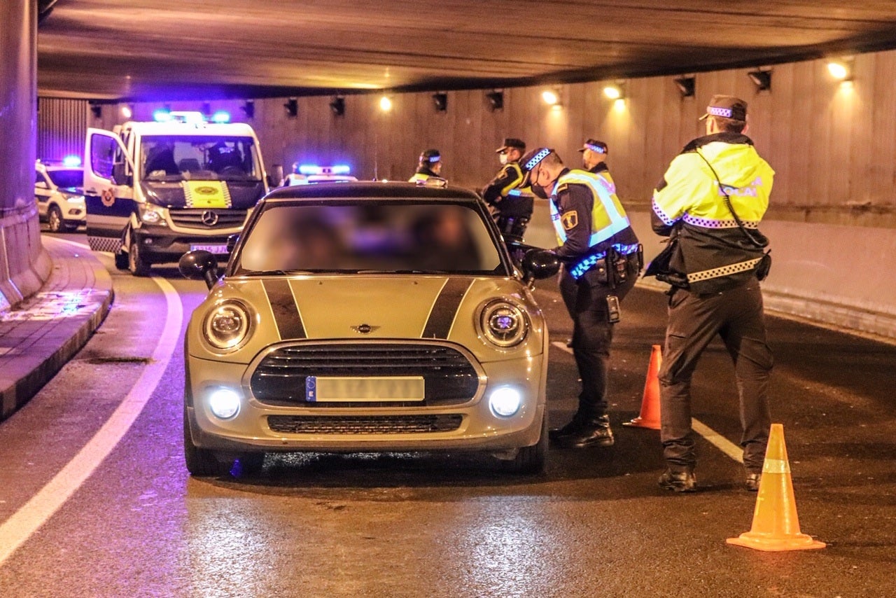 La Policía Local impone 35 denuncias por incumplir el estado de alarma y disuelve cuatro fiestas en viviendas La Policía Local impone 35 denuncias por incumplir el estado de alarma y disuelve cuatro fiestas en viviendas