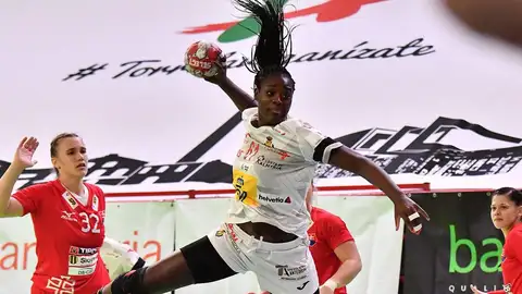 La pivote Lysa Tchaptchet, en su estreno con la Selección española de balonmano femenino. BALONMANO
