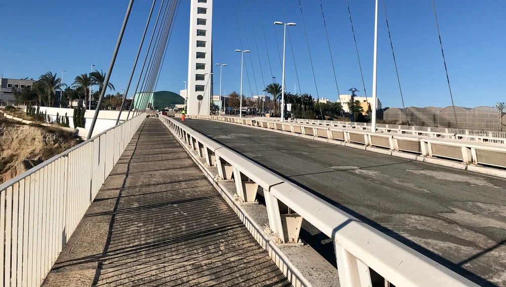 Las obras para la mejora del asfaltado del Puente del Bimil.lenari de Elche acabarán este viernes. Las obras para la mejora del asfaltado del Puente del Bimil.lenari de Elche acabarán este viernes.