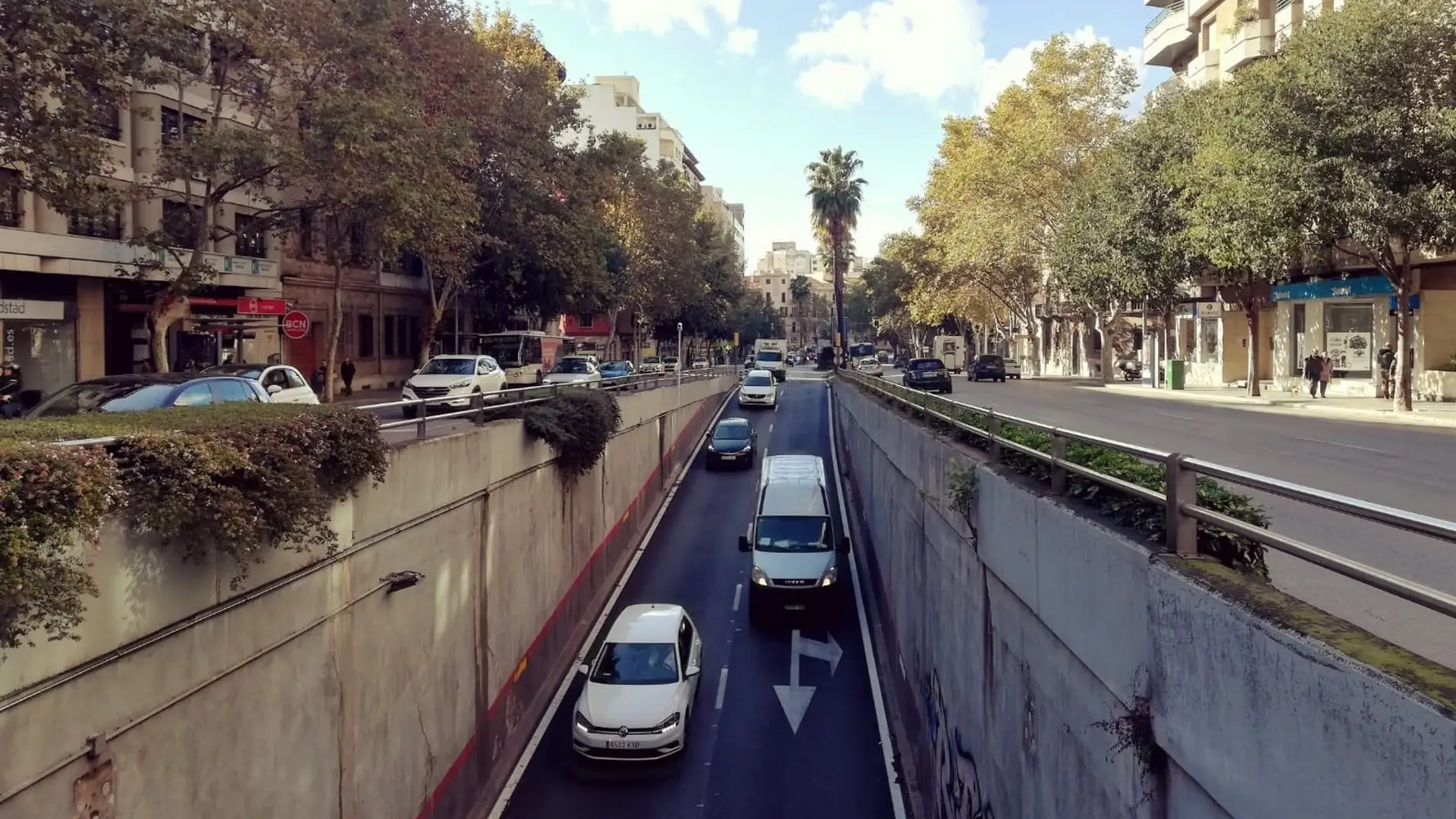 Tráfico rodado en Avenida Alemania de Palma con coches entrando en el túnel