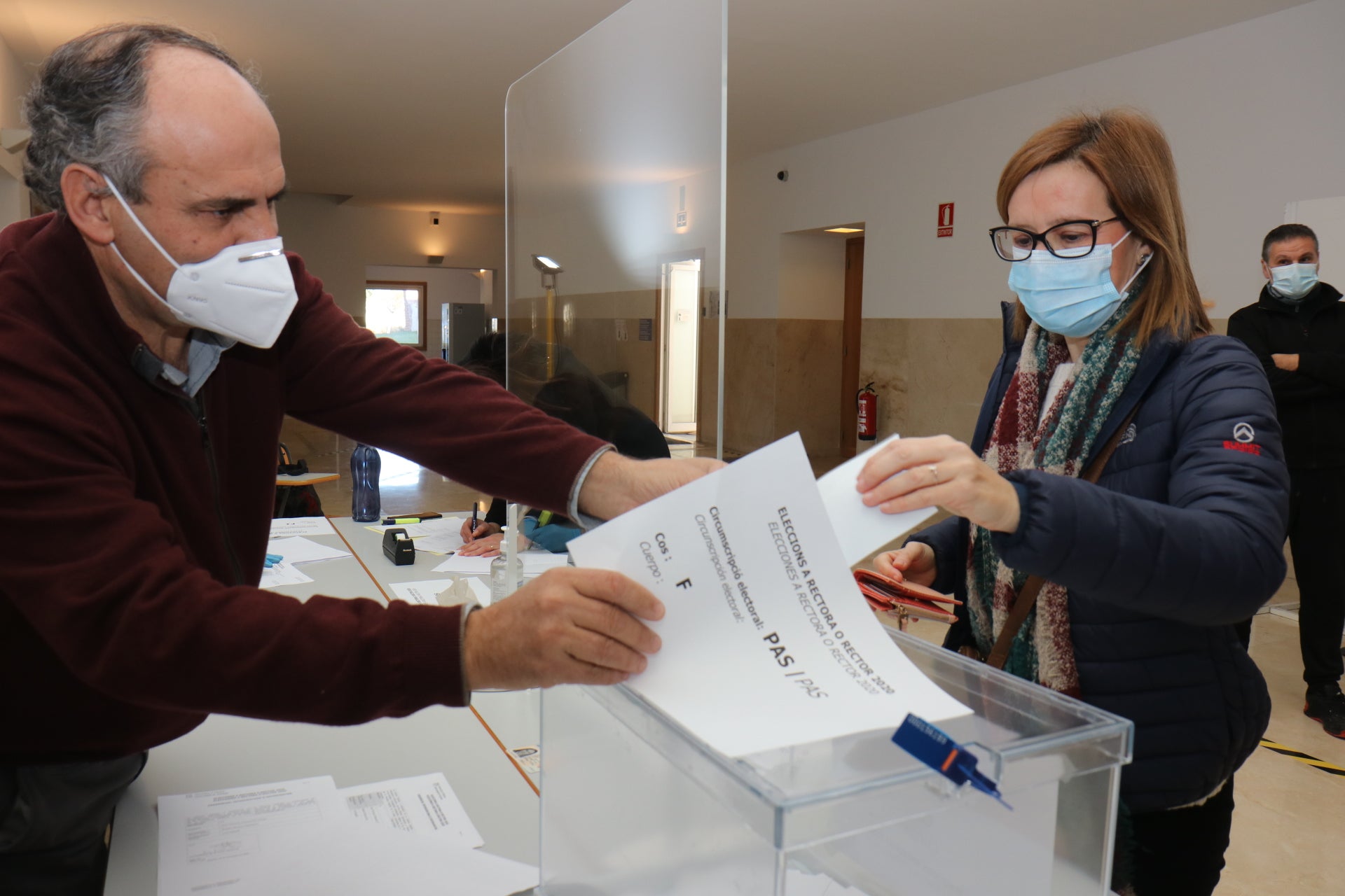 Amparo Navarro vence a José Vicente Cabezuelo en las elecciones al rectorado de la UA por 9,5 puntos Amparo Navarro vence a José Vicente Cabezuelo en las elecciones al rectorado de la UA por 9,5 puntos