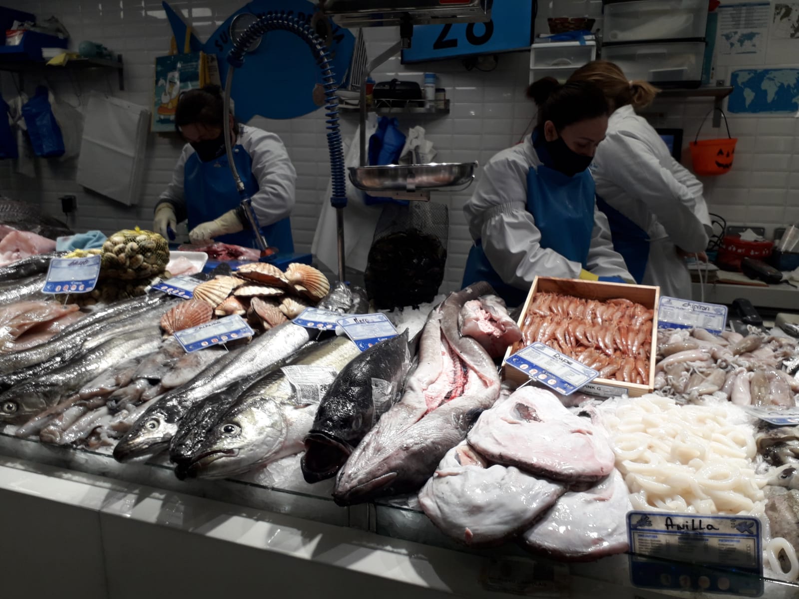 El temporal y la nieve hace subir los precios del pescado en el Mercado de abastos El temporal y la nieve hace subir los precios del pescado en el Mercado de abastos