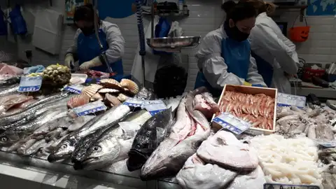 Venta de pescado fresco Pescados Maripaz en la plaza de Abastos de Lugo