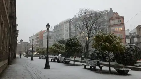 Plaza de Santo Domingo nevado al amanecer