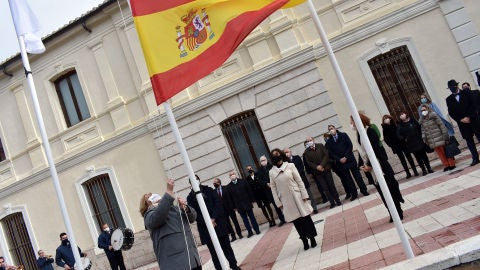 Izado de la bandera de España en la Plaza de los Mercedarios Izado de la bandera de España en la Plaza de los Mercedarios