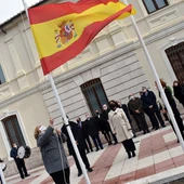 Izado de la bandera de España en la Plaza de los Mercedarios Izado de la bandera de España en la Plaza de los Mercedarios
