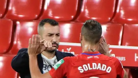 Roberto Soldado saluda a su entrenador. Roberto Soldado saluda a su entrenador.