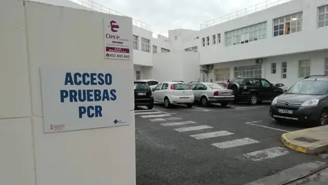 Acceso a área en la que se practican los test PCR en el centro de salud de Altabix de Elche. Acceso a área en la que se practican los test PCR en el centro de salud de Altabix de Elche.
