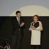 Maribel Román recogiendo en 2011 el premio Ilicitanos en la Onda otorgado a AMACMEC por Onda Cero Elche. 