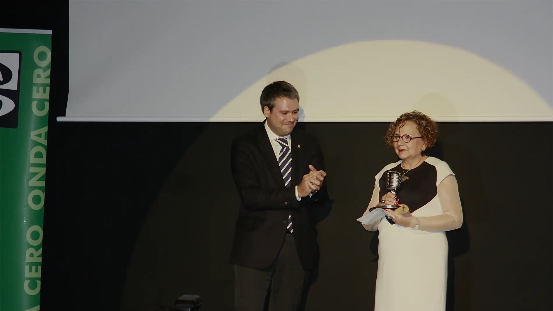 Maribel Román recogiendo en 2011 el premio Ilicitanos en la Onda otorgado a AMACMEC por Onda Cero Elche. 