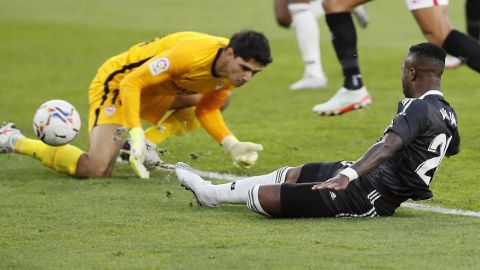 El Real Madrid coge aire en LaLiga gracias a un gol en propia puerta de Bono
