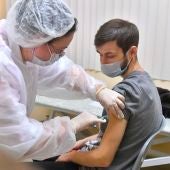 Un joven recibe la vacuna Sputnik V en Moscú