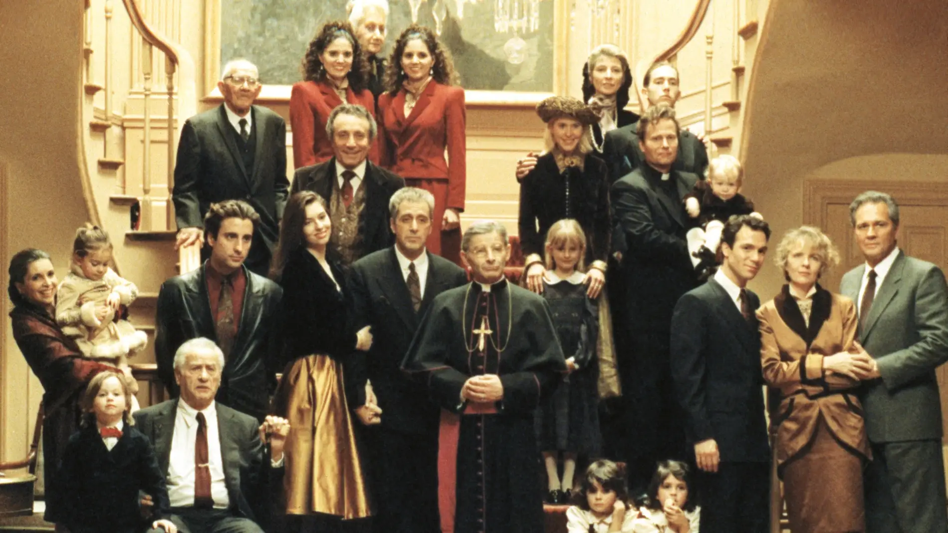Foto de familia, en la ficción, con todos los personajes de 'El Padrino III'