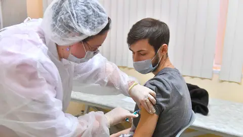 Un joven es vacunado contra el coronavirus en Moscú Un joven es vacunado contra el coronavirus en Moscú