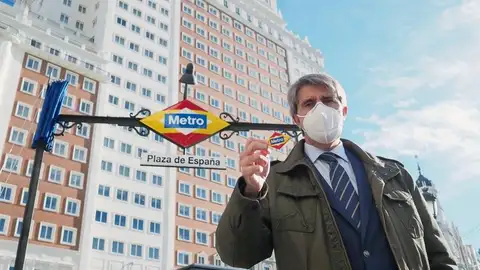 Madrid cambia los colores de los rombos del Metro de Plaza de España por los de la bandera nacional