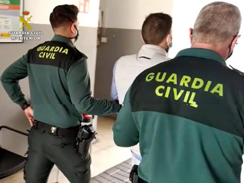 La Guardia Civil detiene en San Juan a un ladrón que intentó atropellar a su víctima La Guardia Civil detiene en San Juan a un ladrón que intentó atropellar a su víctima