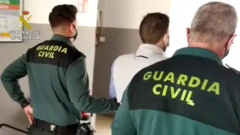 La Guardia Civil conduce al detenido La Guardia Civil conduce al detenido