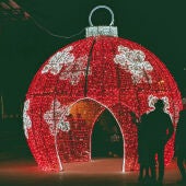 Imagen de archivo de una bola de Navidad gigante en la plaza 1º de Mayo de Elche.