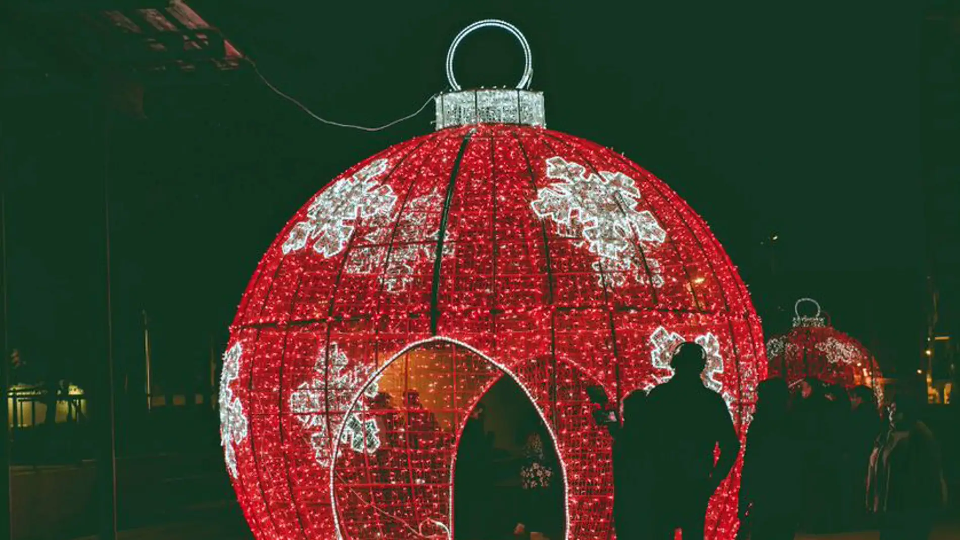 Imagen de archivo de una bola de Navidad gigante en la plaza 1º de Mayo de Elche.